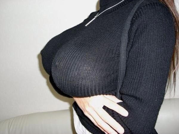 【着衣巨乳エロ画像】セーターV.S.タンクトップ、どっちの巨乳が一番抜けますか（？_？）