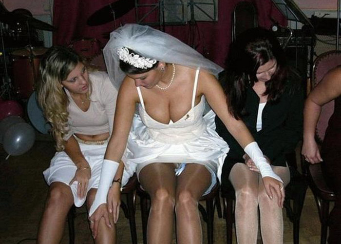【海外パンチラエロ画像】当人にはある意味不幸な結婚式|ω･`) 神聖な場で乳やら下着を晒す花嫁たち