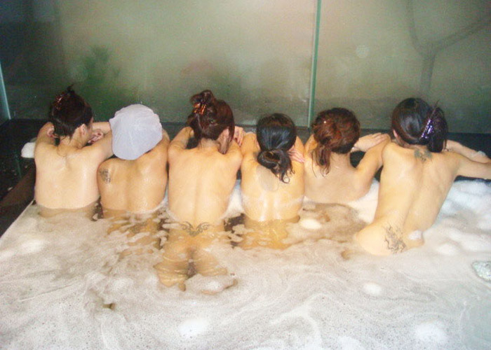 【入浴エロ画像】男子禁制なのに写真撮ってるよ！風呂ではっちゃけた素人娘たちの悪ノリΣ(ﾟДﾟ;)