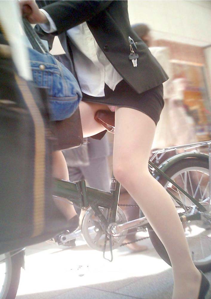 【自転車女子エロ画像】乗った時点で露になる脚と下着…ミニスカ女にはチャリをどうぞ(*ﾟ∀ﾟ)=3