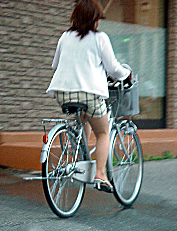 【自転車女子エロ画像】乗った時点で露になる脚と下着…ミニスカ女にはチャリをどうぞ(*ﾟ∀ﾟ)=3