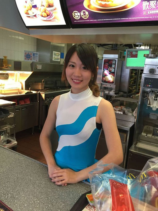 【海外コスプレ微エロ画像】台湾のマ○ドは超カワ店員のスマイルにコスプレがついてくるってマジか(*´д`*) 01