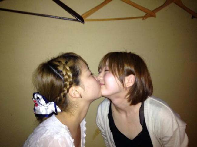 【レズビアンエロ画像】おい！女の子たちってこんなに平気で唇でキスしちゃうのか！？(*´д`*) 03
