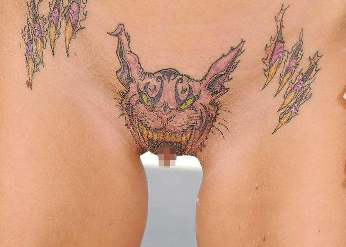 タトゥーが入った女性器周りのエロ画像