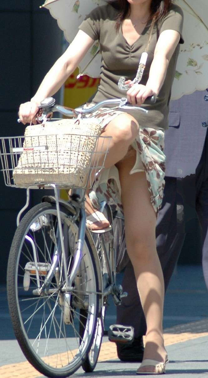 【パンチラエロ画像】きっと見せたいから自転車乗ってパンチラ乱発するミニスカギャル達(゜ﾛ゜ﾉ)ﾉ 01
