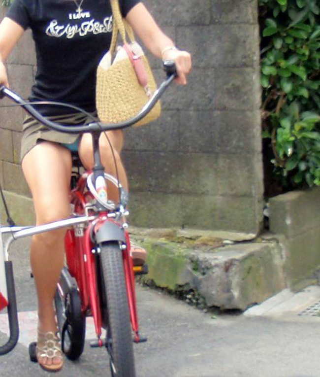 【パンチラエロ画像】きっと見せたいから自転車乗ってパンチラ乱発するミニスカギャル達(゜ﾛ゜ﾉ)ﾉ 02