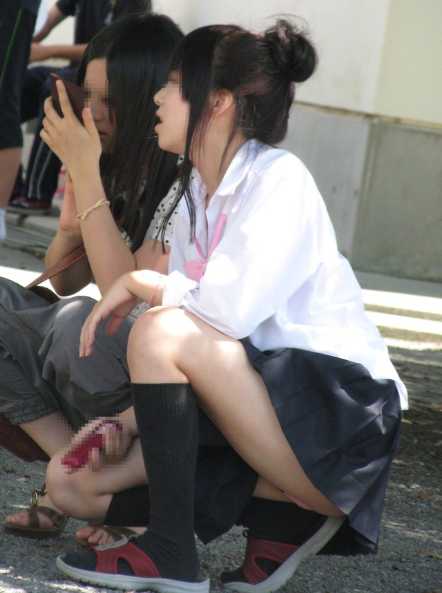 【ＪＫパンチラエロ画像】短いミニスカートを穿いている女子校生最高にエロい！！！