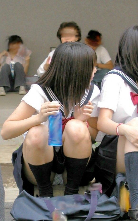 【ＪＫパンチラエロ画像】しゃがんだり座り込んだ女子校生のパンツを盗撮したったｗｗｗ
