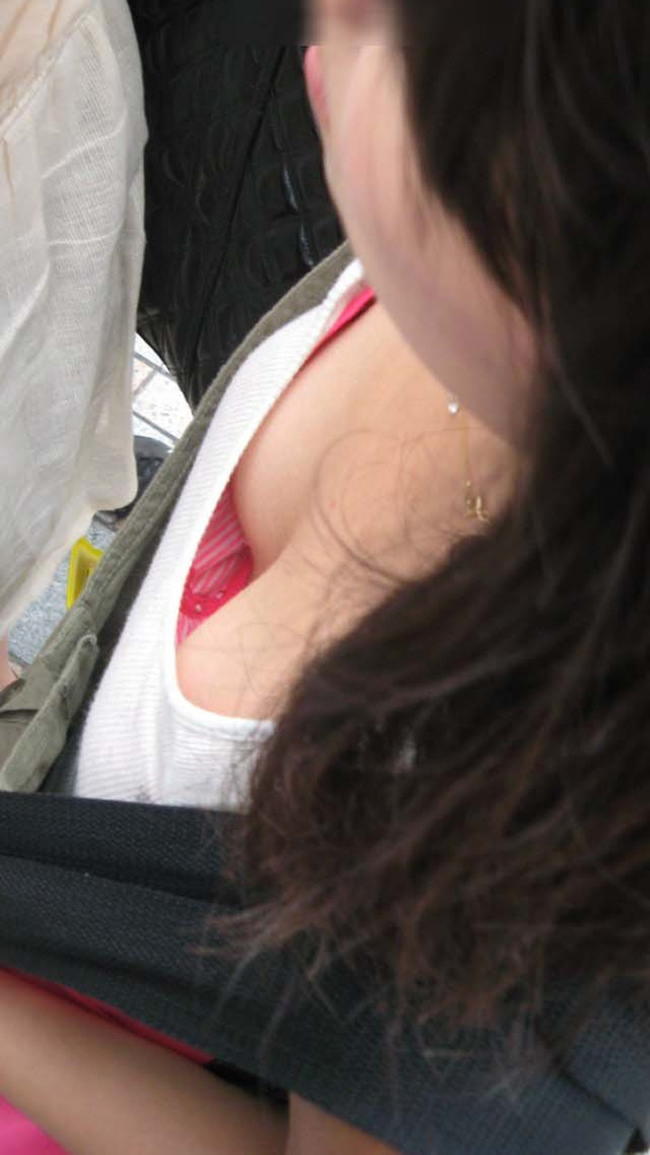 【胸チラエロ画像】無防備な女の子の胸元をベストショットで盗撮！！！