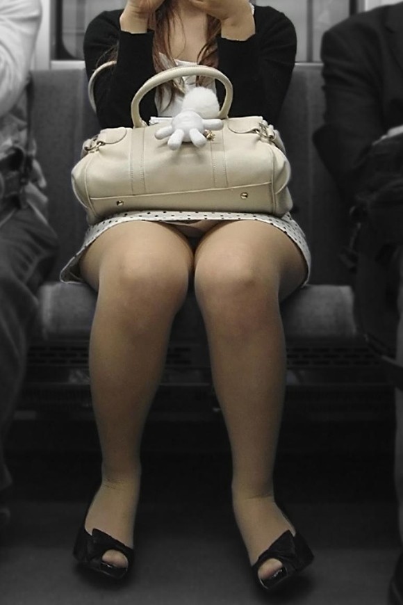 【電車内盗撮エロ画像】無防備に座ってると下半身を隠し撮りされまくりな件！！