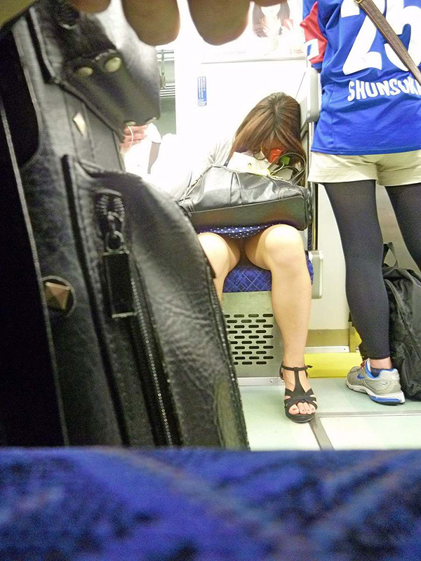 【パンチラエロ画像】毎日乗る人でも月数回ｗ貴重な電車内の対面チラ見え(；´Д｀)