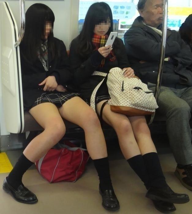 【街撮りJKエロ画像】まだまだ肌寒い日が続く中、女子校生の生脚、パンストを見ようｗｗｗ