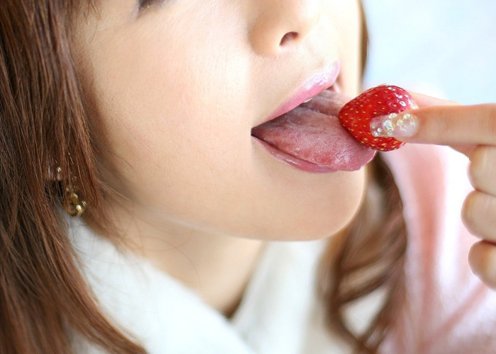 【飲食エロ画像】口に出して言えない疑似フェラなんて…思わせぶりな美女の飲食の舌遣い(；´Д｀)