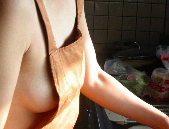 【裸エプロンエロ画像】人妻の特権です！素敵な裸エプロンで男を料理で血祭りに？ 07
