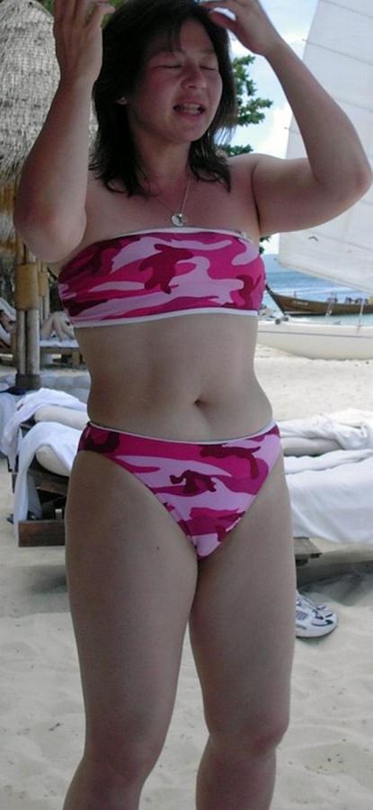 【水着熟女エロ画像】水着姿の、年季の入った身体つきでいつものエロさが倍増！ 29