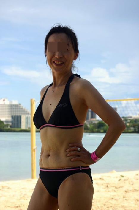 【水着熟女エロ画像】水着姿の、年季の入った身体つきでいつものエロさが倍増！ 37