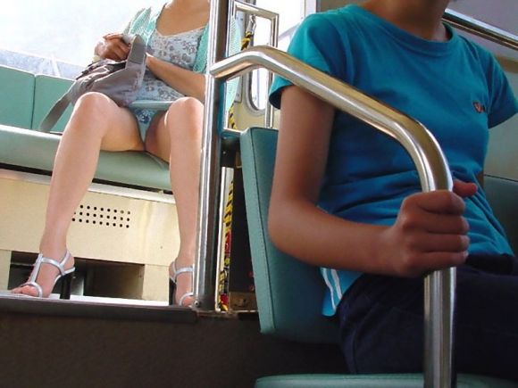 【電車パンチラエロ画像】向かいの席の女性のスカートの中が見えるように背をかがんでしまうのはオレだけか？ 06