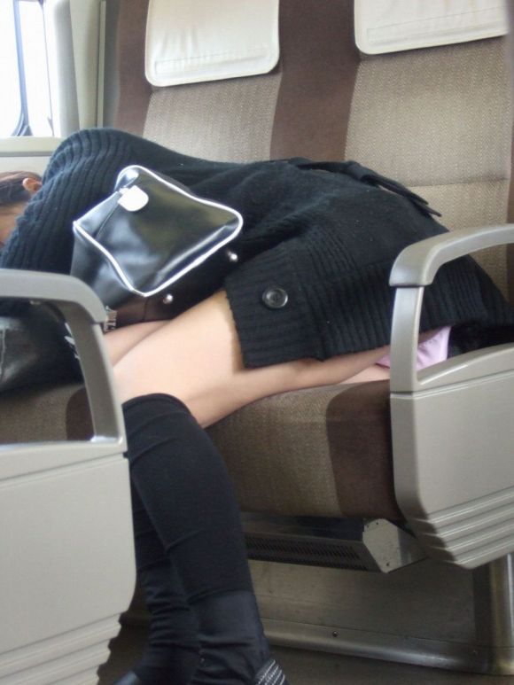 【電車パンチラエロ画像】向かいの席の女性のスカートの中が見えるように背をかがんでしまうのはオレだけか？ 09