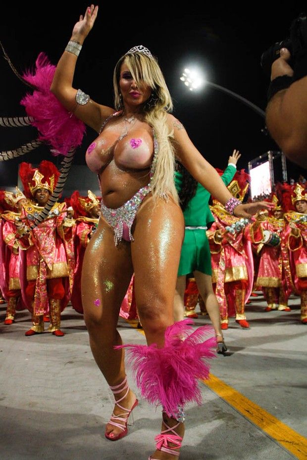 【ブラジル女性エロ画像】リオカーニバルでおっぱい丸出しで踊り狂うセクシーな女性たち 07