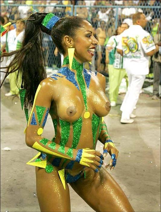 【ブラジル女性エロ画像】リオカーニバルでおっぱい丸出しで踊り狂うセクシーな女性たち 16