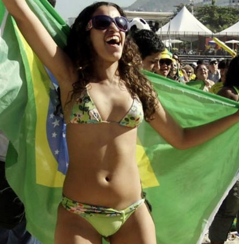 【ブラジル女性サポーターエロ画像】結構可愛い子がいる、サッカー好きなブラジル女性サポーター 09