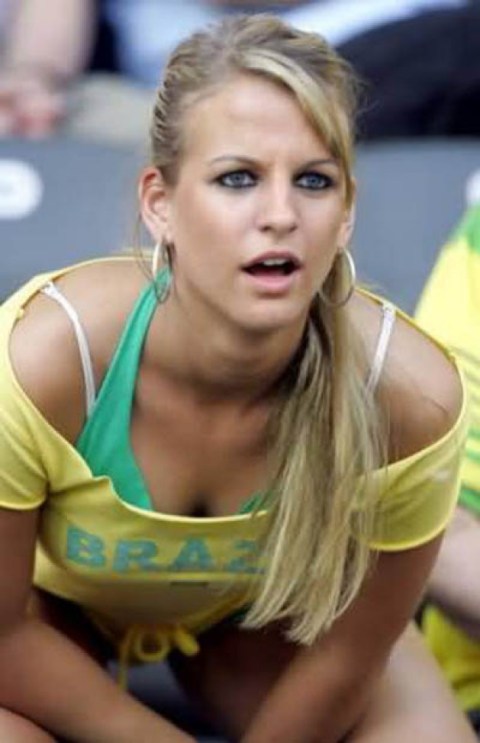 【ブラジル女性サポーターエロ画像】結構可愛い子がいる、サッカー好きなブラジル女性サポーター 13
