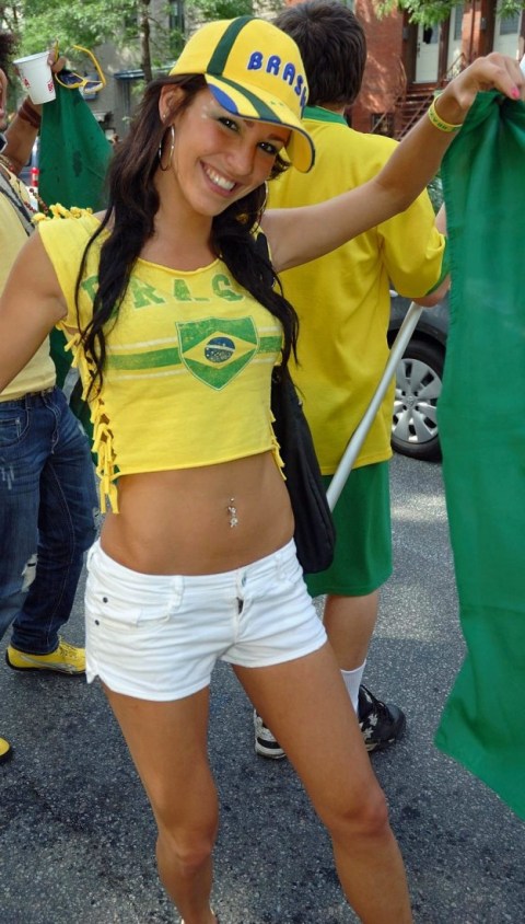 【ブラジル女性サポーターエロ画像】結構可愛い子がいる、サッカー好きなブラジル女性サポーター 15