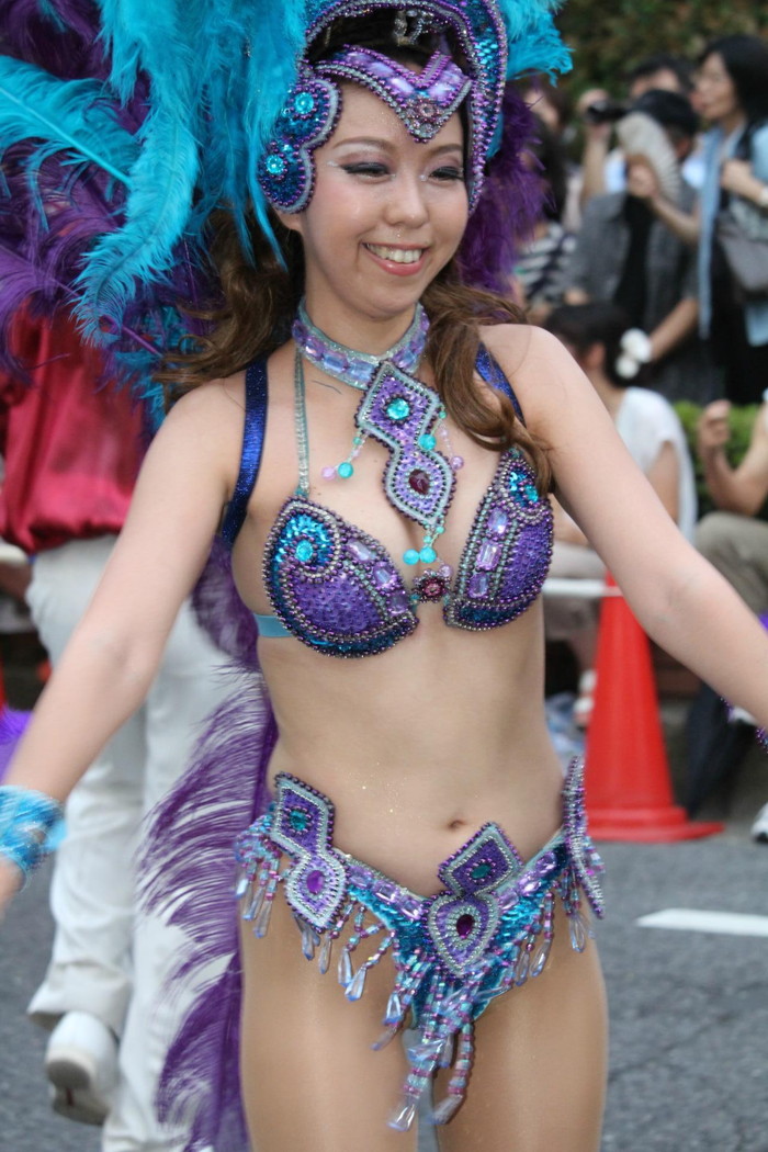 【サンバエロ画像】日本にもあった！本場さながらの衣装で踊るサンバ祭り！ 07