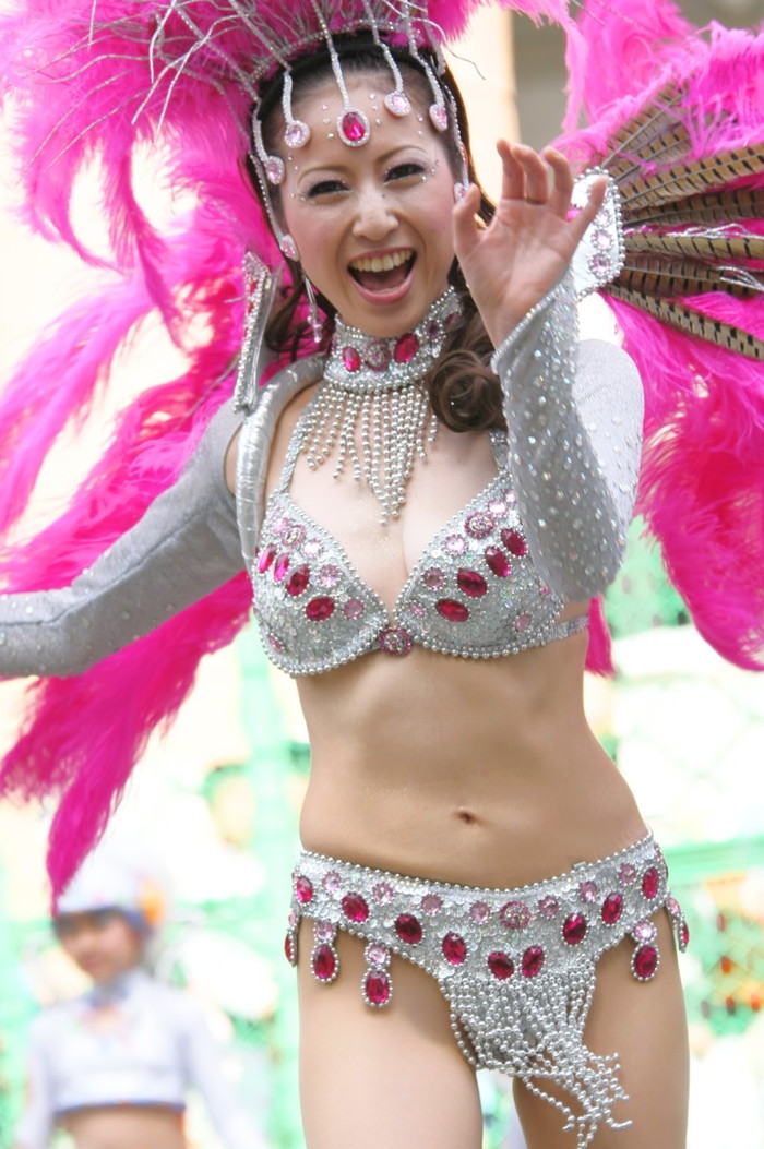 【サンバエロ画像】日本にもあった！本場さながらの衣装で踊るサンバ祭り！ 16