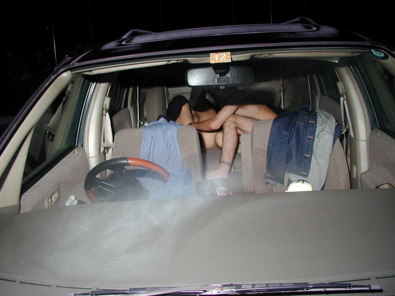【カーセックスエロ画像】車の中で辺りも気にせずセックスに励むカップル