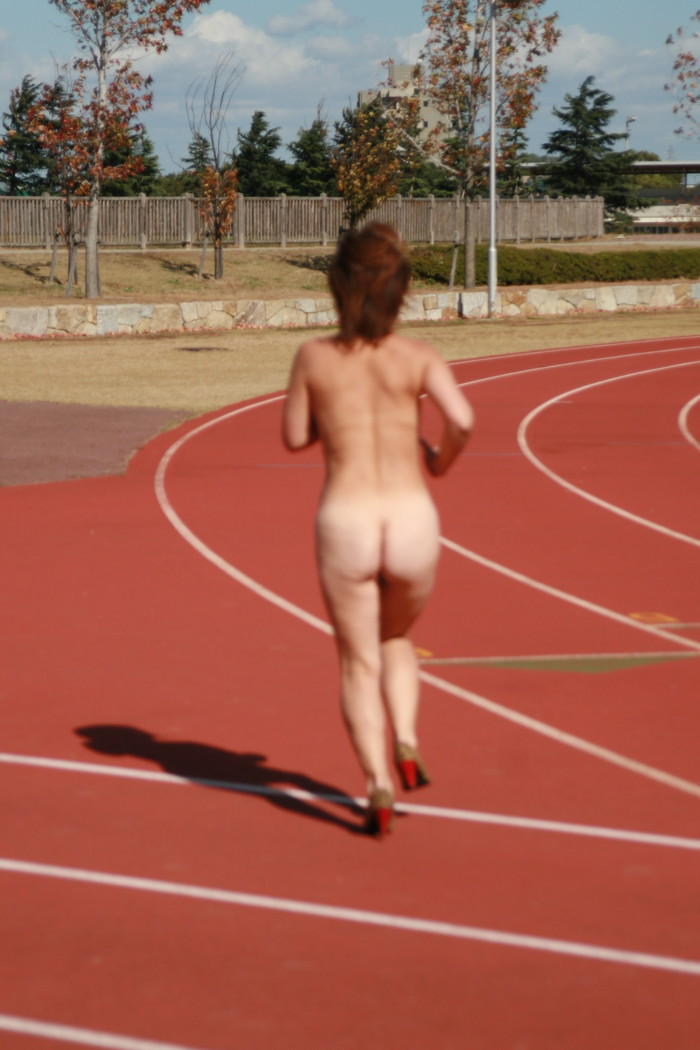 【全裸スポーツエロ画像】女の子が全裸でスポーツしたらやっぱりエロかった！ｗ 25