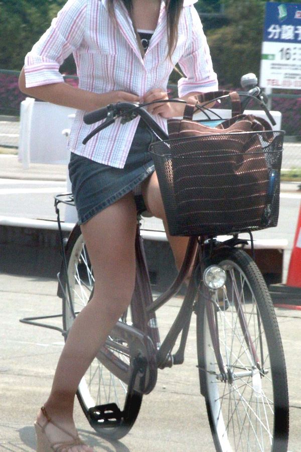 【自転車パンチラエロ画像】自転車で翻るスカート！よし！見えた！！っていうやつｗ 05
