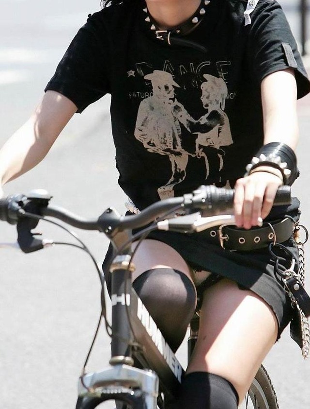 【自転車パンチラエロ画像】自転車で翻るスカート！よし！見えた！！っていうやつｗ 11