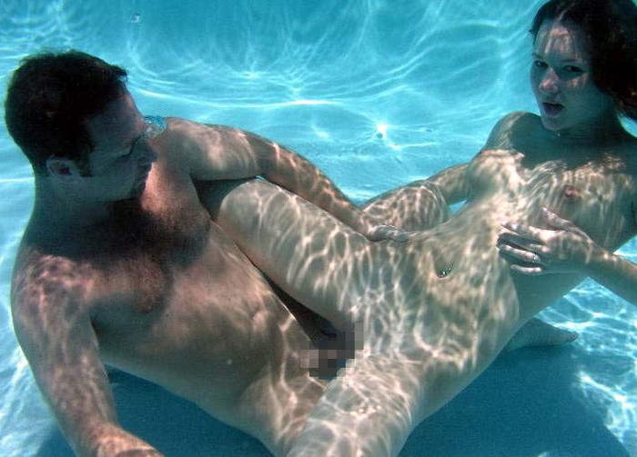 【水中セックスエロ画像】おまいら！水中でセックスするなんて正気か！？ 01