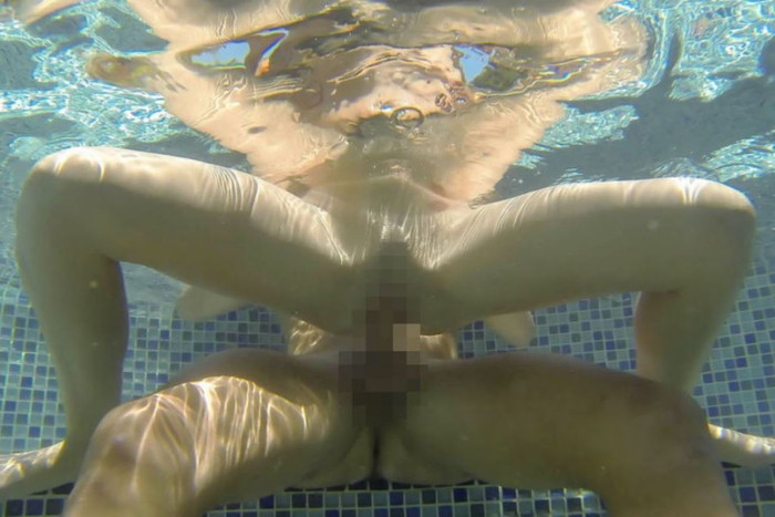 【水中セックスエロ画像】おまいら！水中でセックスするなんて正気か！？ 22