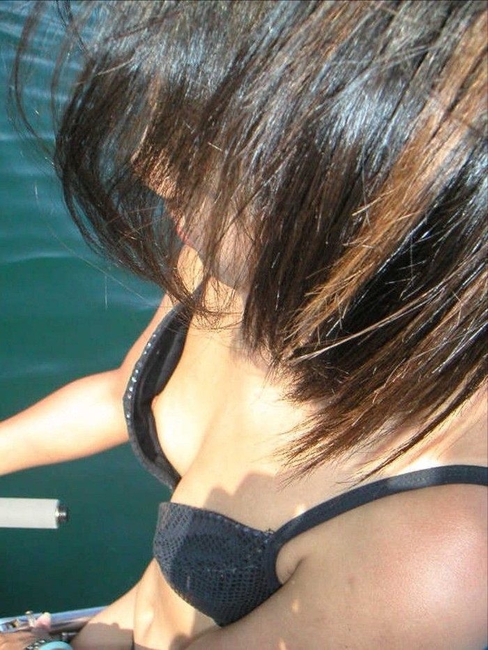 【水着ポロリエロ画像】不慮の事故！？水着でポロリしちゃった素人女性 34
