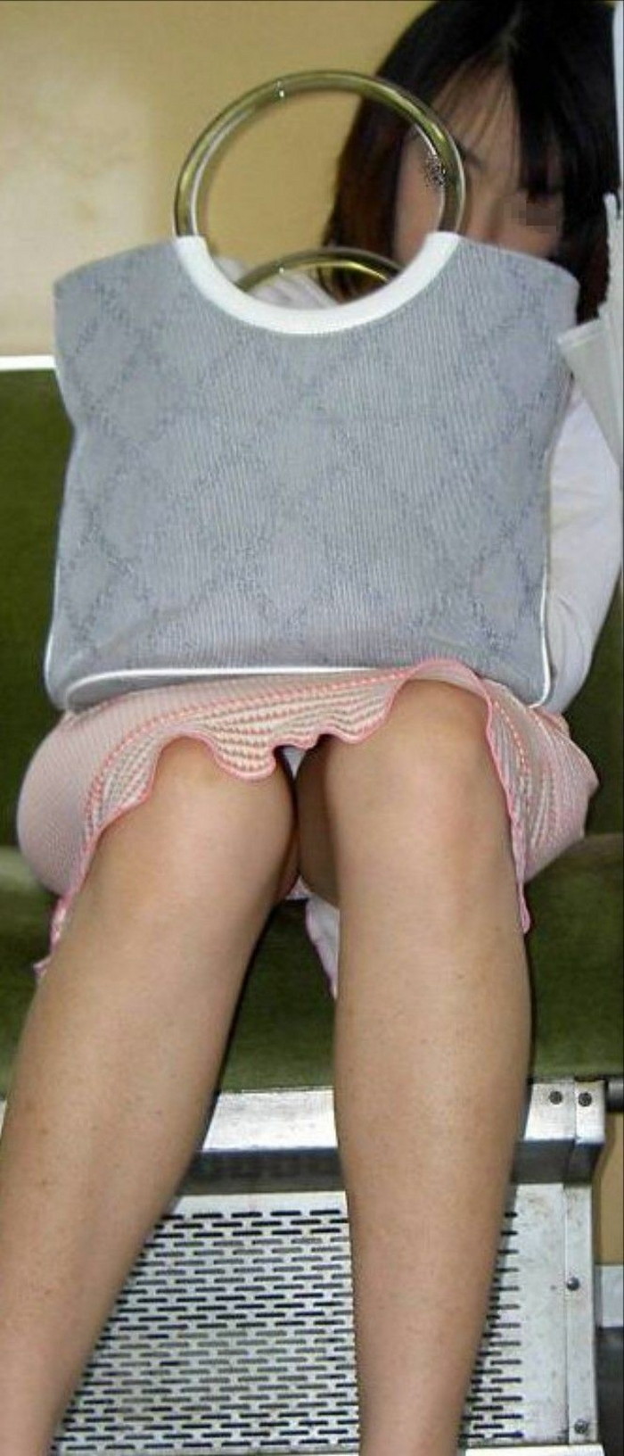 【対面パンチラエロ画像】対面に座った女の子のスカートの中身が気になって仕方ない！ 16