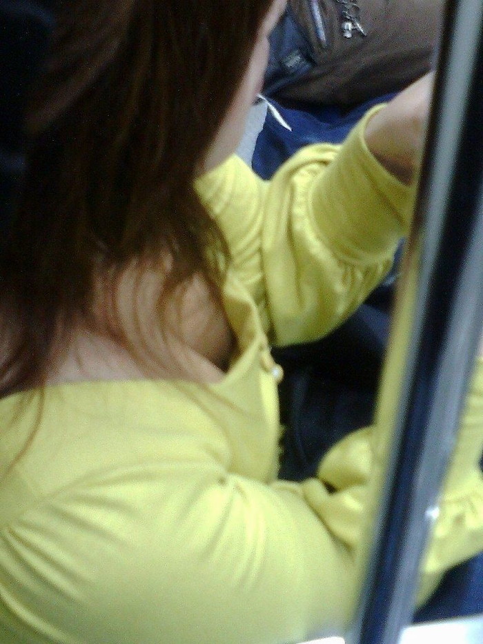 【電車内胸チラ盗撮エロ画像】これはガチ！？リアルな電車内での胸チラ画像見つけた！ 17