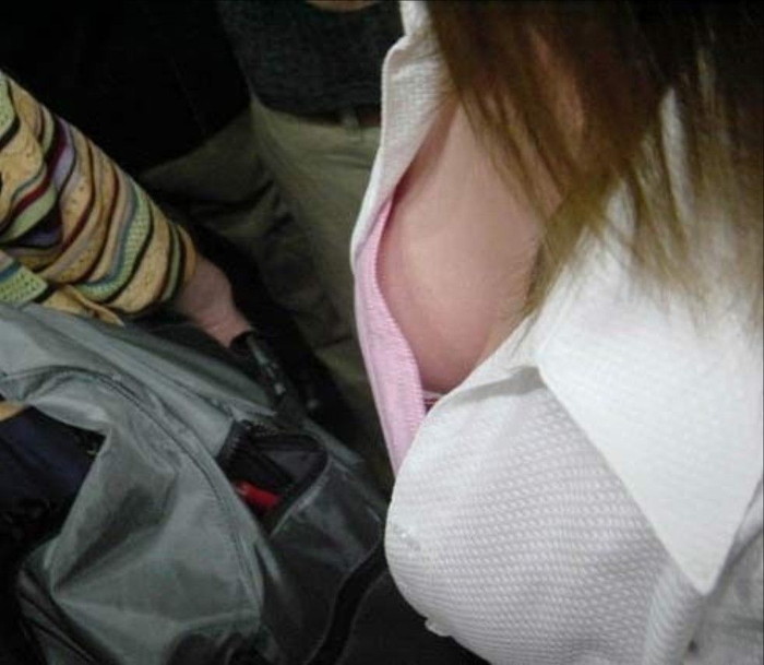 【電車内胸チラ盗撮エロ画像】これはガチ！？リアルな電車内での胸チラ画像見つけた！ 25