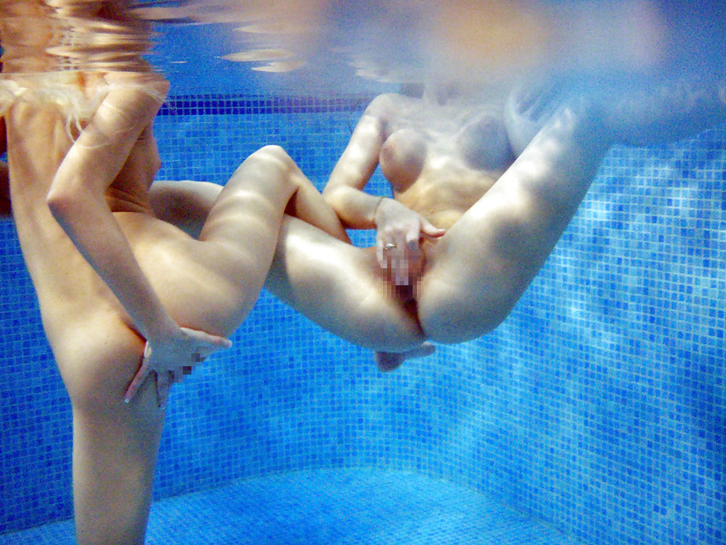 Голая леди в бассейне