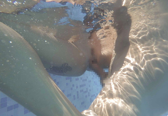 【水中エロ画像】まさか水中がこんな事に！？水中でエロい事している女の子！ 13
