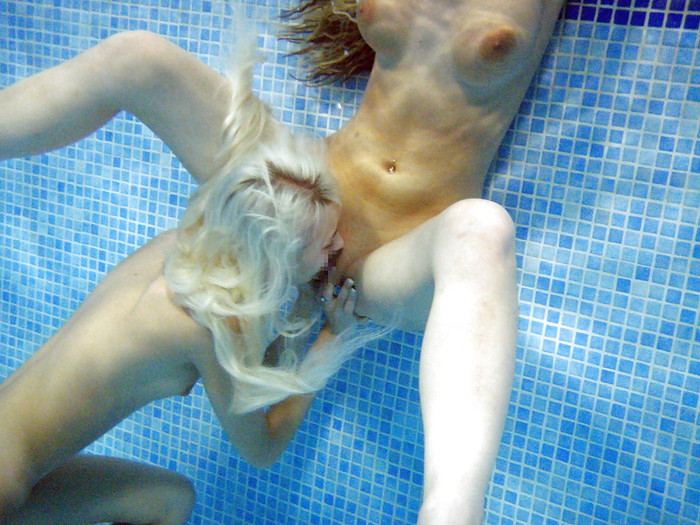 【水中エロ画像】まさか水中がこんな事に！？水中でエロい事している女の子！ 25
