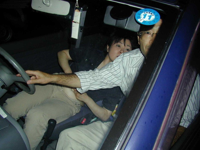 【カーセックスエロ画像】車内でセックス！カーセックスってやったことあるか？ 17
