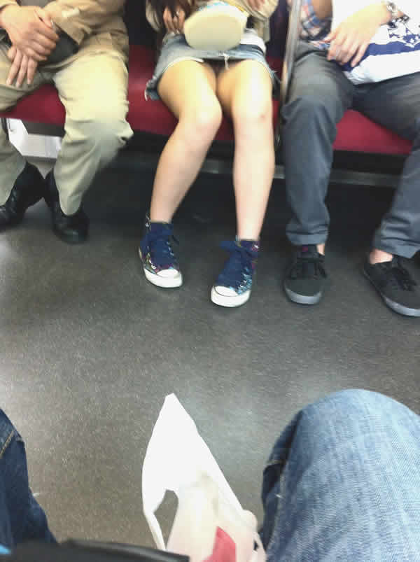 【電車内パンチラ盗撮エロ画像】電車内で対面に座った女のパンチラ狙ってみた！ 24