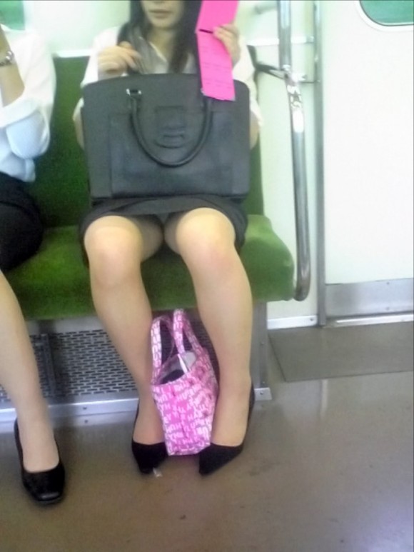 【電車内パンチラ盗撮エロ画像】電車内で対面に座った女のパンチラ狙ってみた！ 25