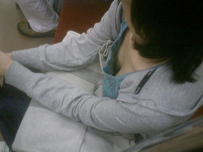 【電車内エロ画像】偶然見つけた電車内のエロス！パンチラから胸チラまでｗｗｗ 24