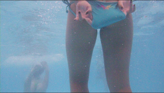 【水面下エロ画像】水面下での水着の女の子達の姿が想像以上にエロッ！ 07