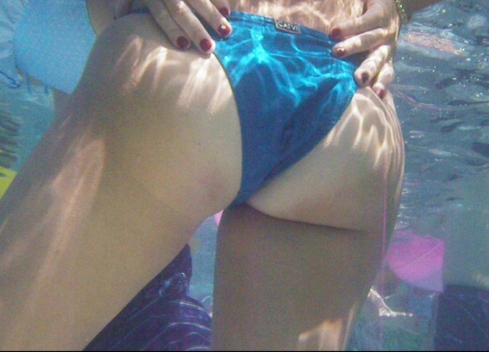 【水面下エロ画像】水面下での水着の女の子達の姿が想像以上にエロッ！ 10