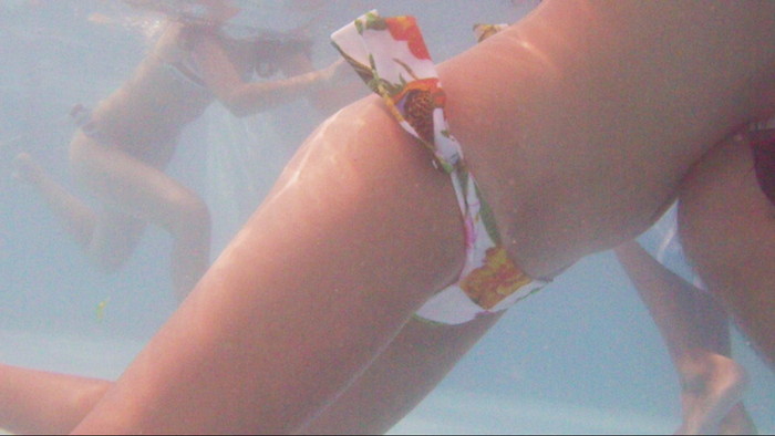 【水面下エロ画像】水面下での水着の女の子達の姿が想像以上にエロッ！ 13