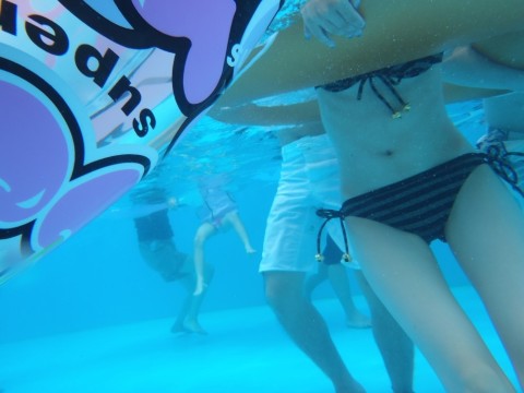 【水面下エロ画像】水面下での水着の女の子達の姿が想像以上にエロッ！ 19
